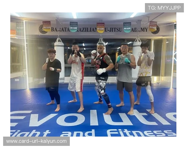 足球明星学跳TikTok舞:从绿茵场到舞动快门的精彩转变 足球明星学跳TikTok舞:从绿茵场到舞动快门的精彩转变